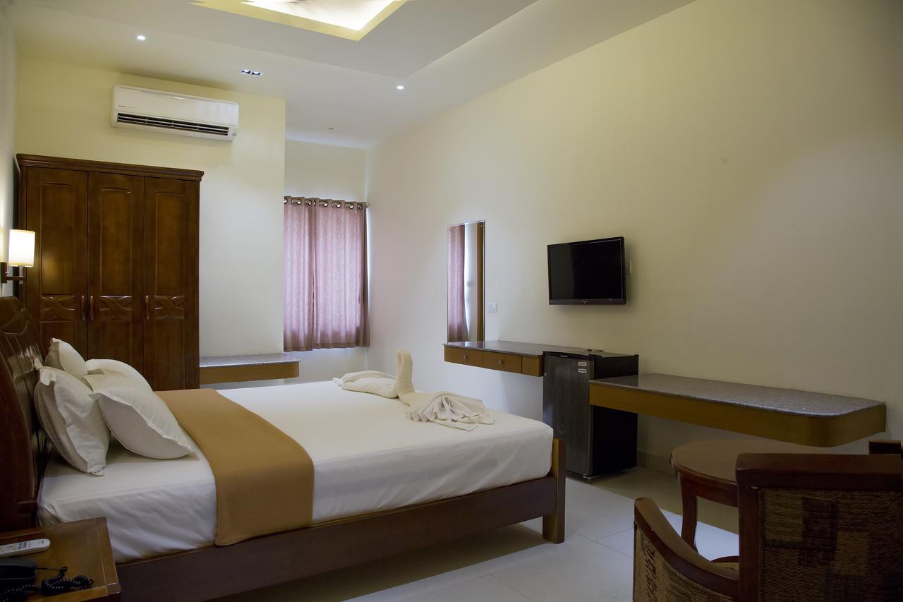 The Grand White Palace Hotel Mayiladuthurai Exterior photo